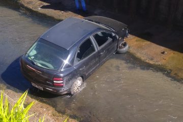 Carro despenca no canal em frente à delegacia no Praia
