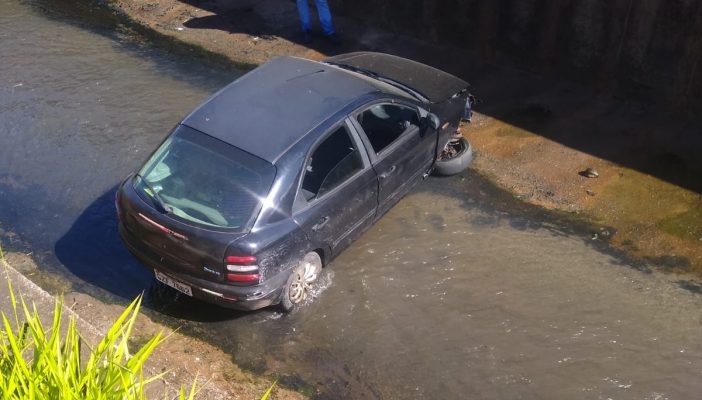 carro-despenca-no-canal-em-frente-a-delegacia-no-praia