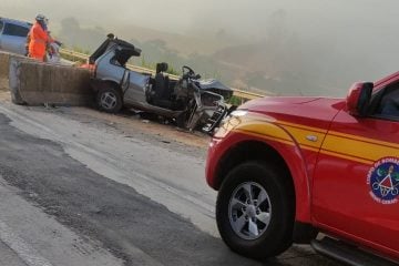 BR-381: acidente grave deixa carro destruído em Bom Jesus do Amparo