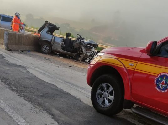 BR-381: acidente grave deixa carro destruído em Bom Jesus do Amparo