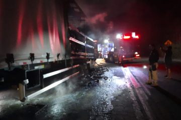 Incêndio em carreta mobiliza bombeiros na BR-381