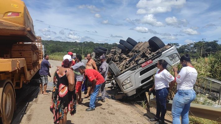 Motorista morre ao tombar carreta na BR-381