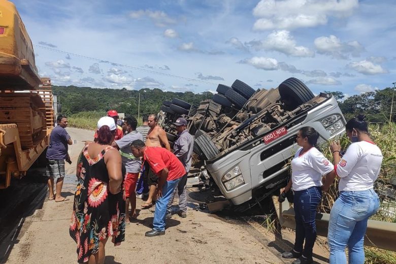 Motorista morre ao tombar carreta na BR-381; veja as fotos