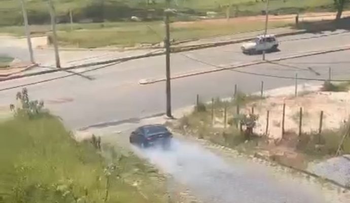 Motorista que perdeu o controle do carro de luxo é preso em Monlevade por quatro crimes; veja o vídeo