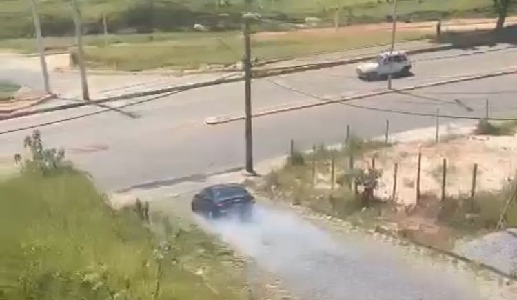 Motorista que perdeu o controle do carro de luxo é preso em Monlevade por quatro crimes; veja o vídeo