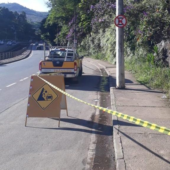 Estacionamento na Av. Carlos Drummond de Andrade tem interdição parcial