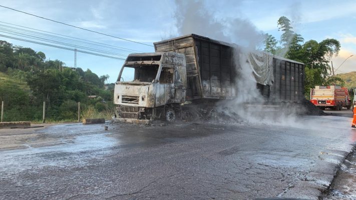 carreta-com-carvao-pega-fogo-na-mg-129-em-itabira