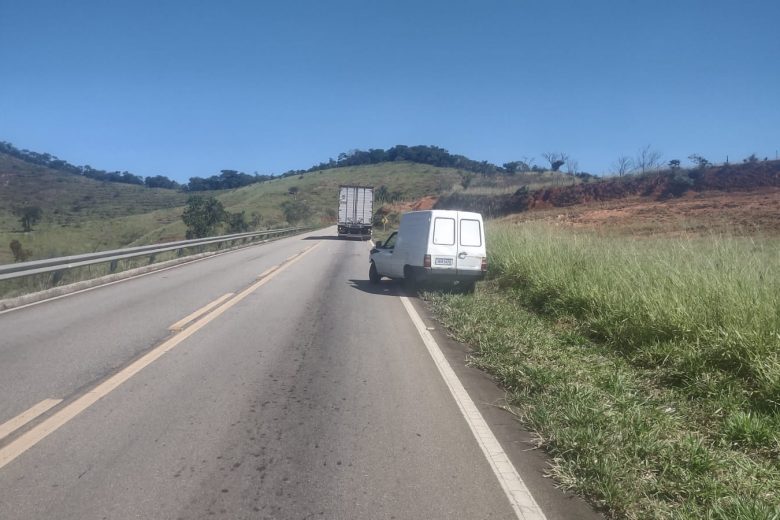 Motorista cochila e bate na traseira de caminhão em rodovia