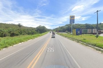 Ônibus cai em canaleta e sai da pista na BR-381, em Santa Luzia