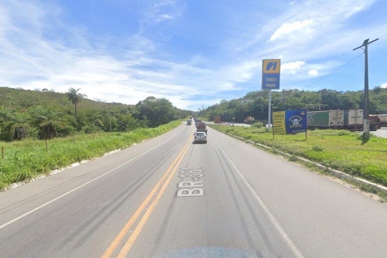 Ônibus cai em canaleta e sai da pista na BR-381, em Santa Luzia