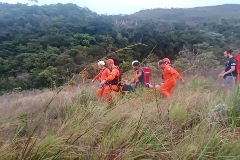 Mulher quebra as duas pernas ao pular de pedra em Itabira