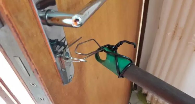 Bebê trancou mãe do lado de fora de casa
