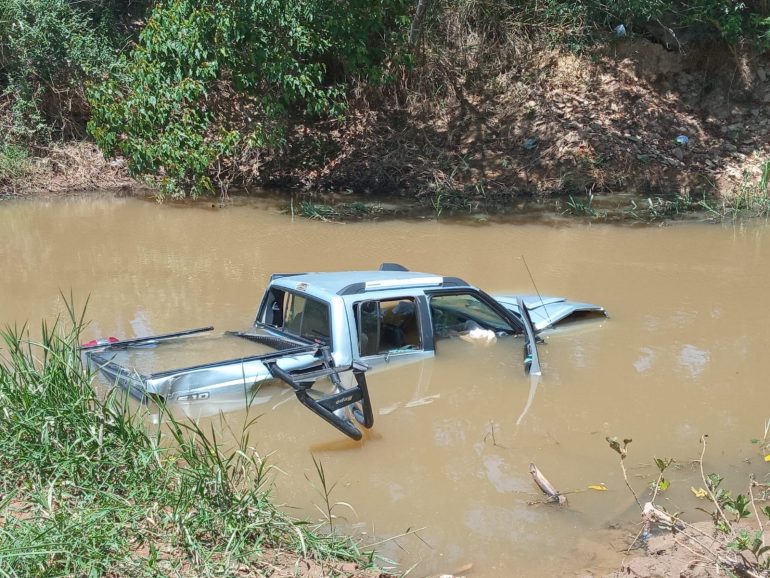 Caminhonete sai da pista e cai dentro ribeirão em Marliéria, no Vale do Aço