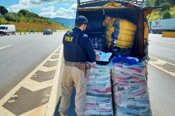Com destino a Minas Gerais, PRF apreende carga de roupas famosas falsificadas