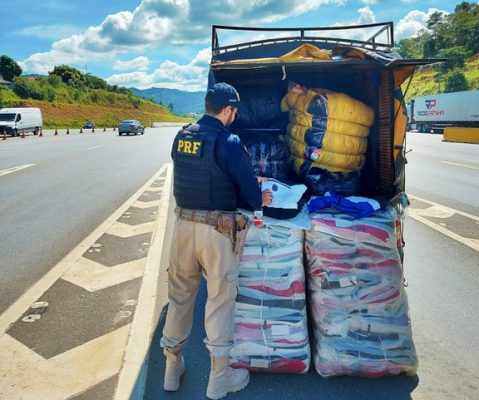 Com destino a Minas Gerais, PRF apreende carga de roupas famosas falsificadas