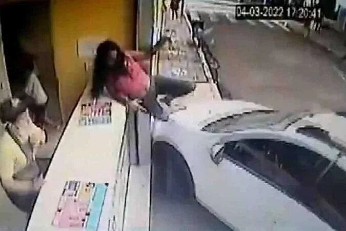 Por milímetro, jovem escapa de atropelamento: veja o vídeo