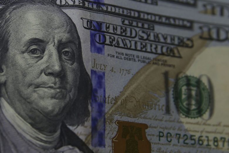 Dólar cai para R$ 5,09 e fecha no menor valor em uma semana