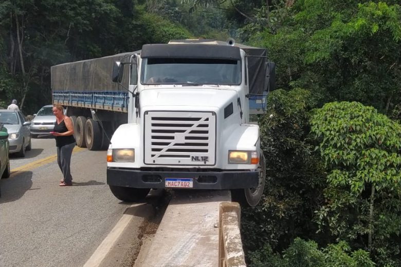 Por pouco carreta não cai da Ponte Torta, em João Monlevade