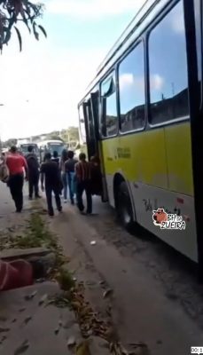 Passageiros precisaram pegar outro ônibus.