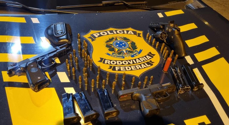 PRF prende homem com três armas, munições e carregadores em Monlevade