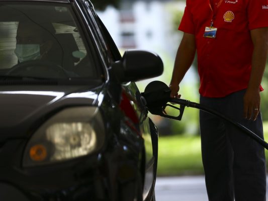 Modelo de cobrança de imposto estadual faz gasolina subir em 22 estados e no Distrito Federal