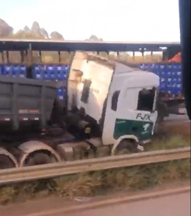 Acidente envolvendo carretas deixa trânsito lento entre trevo de Itabira e Bom Jesus do Amparo