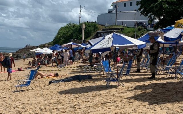 Mulher toma sol ao lado de cadáver em praia baiana; veja as imagens