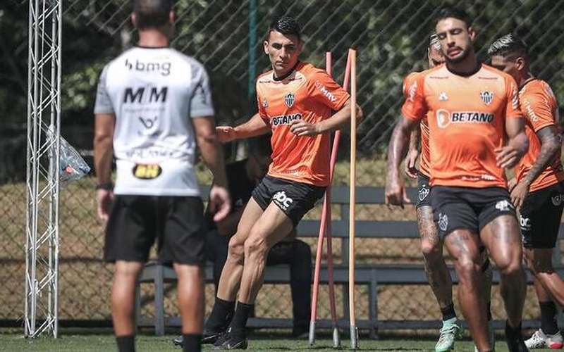 Xerife em campo: Alonso faz 1º treino com companheiros na volta ao Atlético