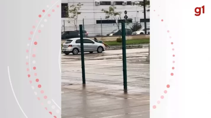 Mulher flagra traição e se pendura no capô de carro