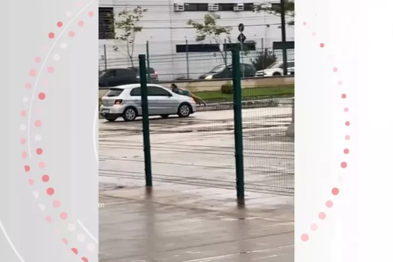 Mulher flagra traição e se pendura no capô de carro; veja o vídeo