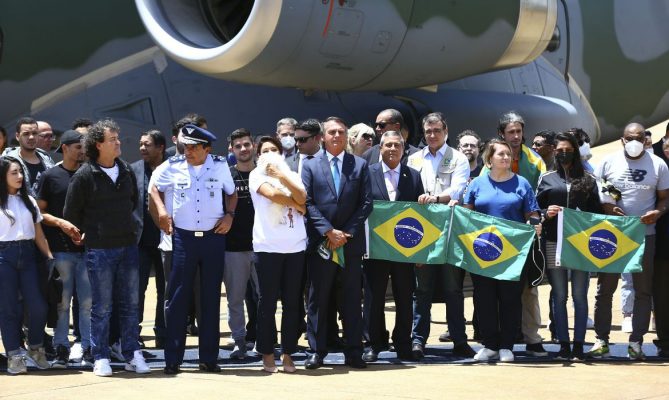 Brasileiros, argentinos, ucranianos e colombiano chegam a Brasília em aviões da FAB
