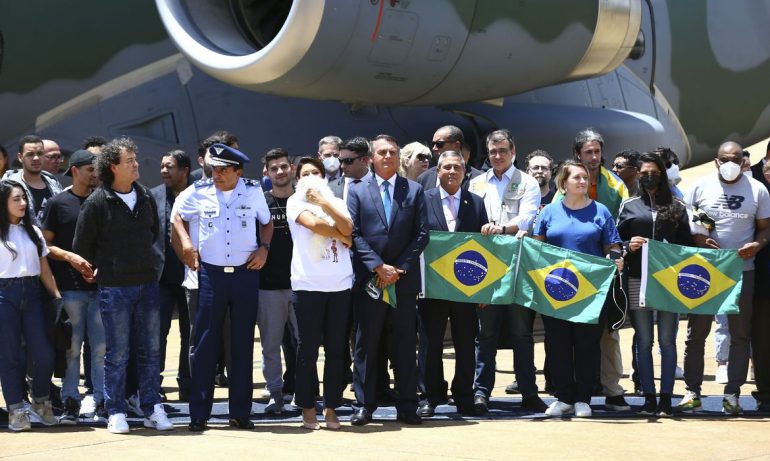 Brasileiros, argentinos, ucranianos e colombiano chegam a Brasília em aviões da FAB