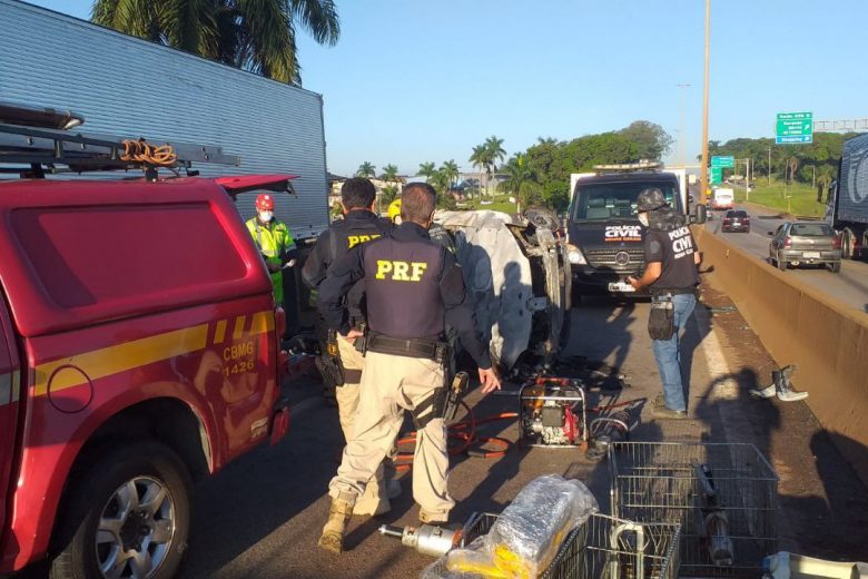 Duas pessoas morrem após carro capotar e pegar fogo na BR-381