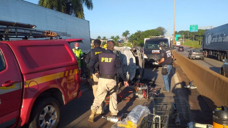 Duas pessoas morrem após carro capotar e pegar fogo na BR-381