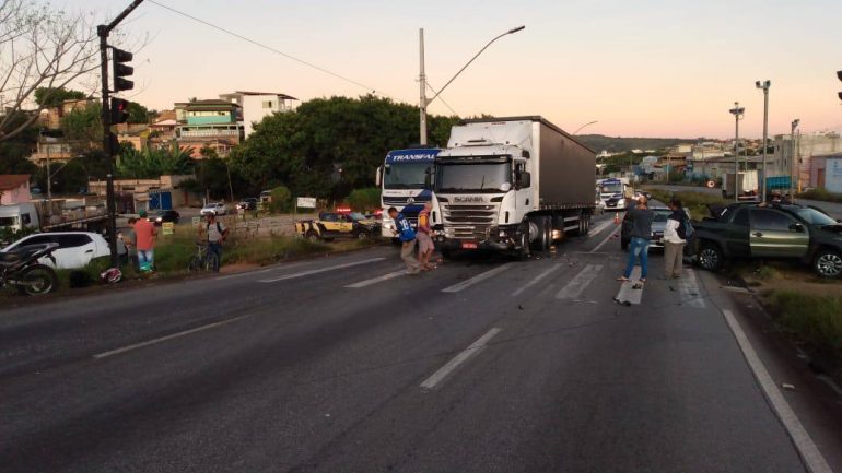 Acidente entre cinco veículos complica trânsito na Via Expressa, nesta sexta-feira