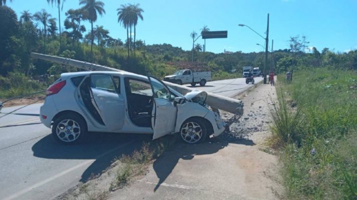 Motorista colidiu contra poste em Santa Luzia