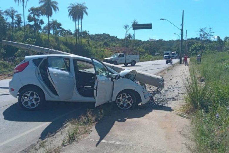 Avenida de Santa Luzia fica interditada após motorista colidir contra poste