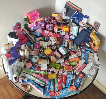 Campanha arrecada produtos de higiene e maquiagem para mulheres em vulnerabilidade social de Monlevade