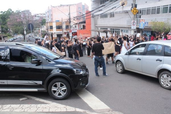 Itabira: professores municipais vão às ruas pedir pelo pagamento do piso salarial