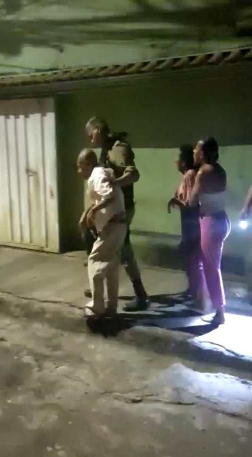 Policiais salvam idosos que ficaram presos em casa em chamas