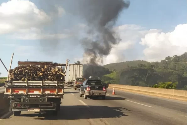 Carreta pega fogo na BR-381 e causa congestionamento de dois quilômetros