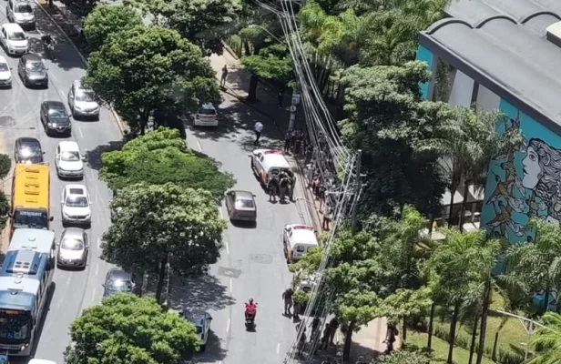 Durante perseguição policial, homem invade universidade em BH; veja os vídeos