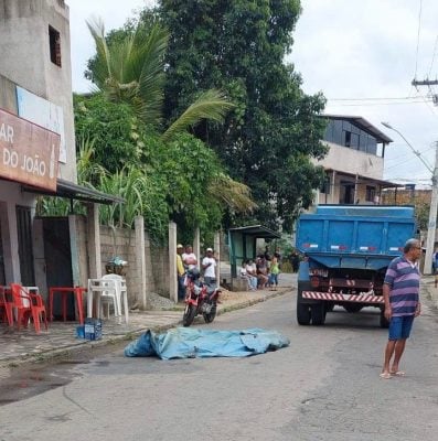 Homem embriagado cai na rua, é atropelado por caminhão e morre em Monlevade