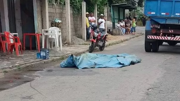 Homem embriagado cai na rua, é atropelado por caminhão e morre em Monlevade