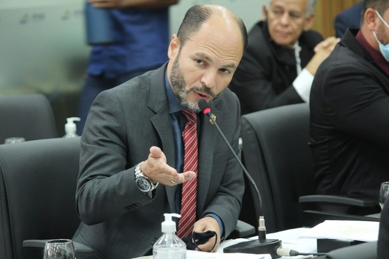 Retorno de Bernardo Rosa reabre discussão sobre liderança do Governo na Câmara