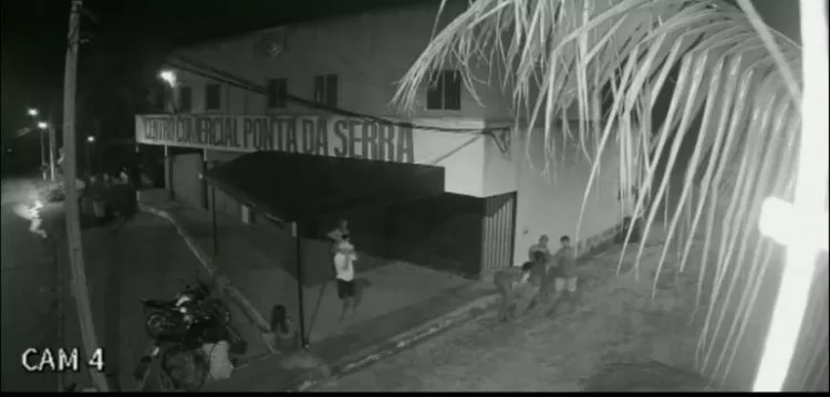 Assista o vídeo: mulher é estuprada após pessoas a deixarem desacordada ao lado de um bar
