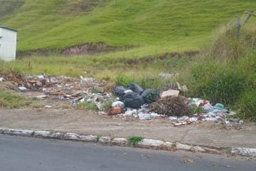 Cinco caminhões de lixo são retirados em único trecho no bairro Cruzeiro Celeste, em Monlevade