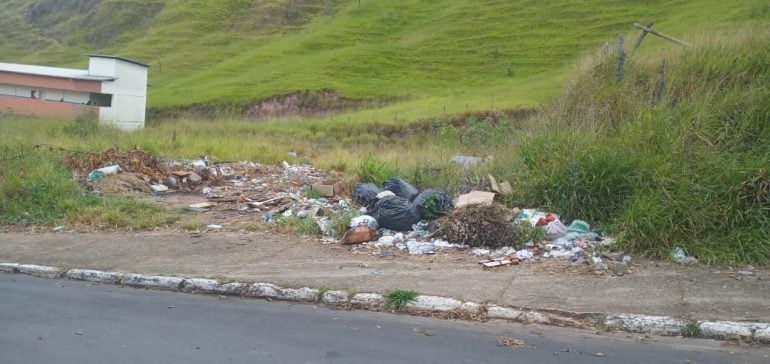 Cinco caminhões de lixo são retirados em único trecho no bairro Cruzeiro Celeste, em Monlevade