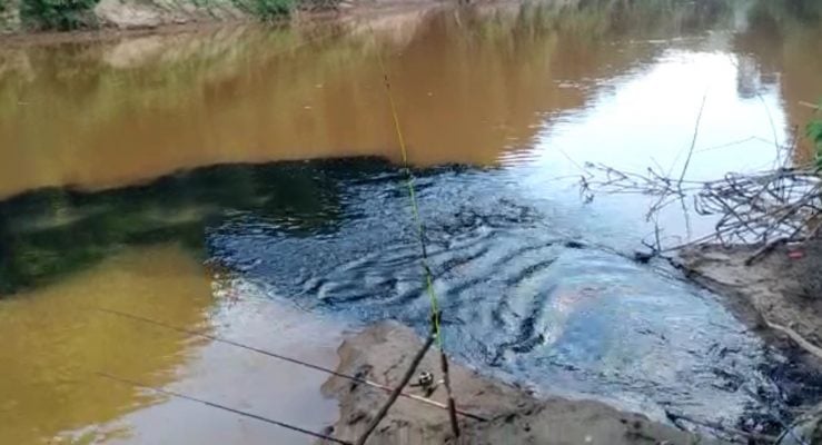 Moradores reclamam de manchas escuras no Rio Piracicaba