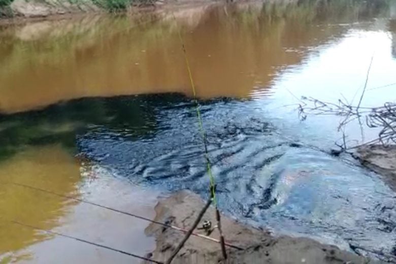 Moradores reclamam de manchas escuras no Rio Piracicaba